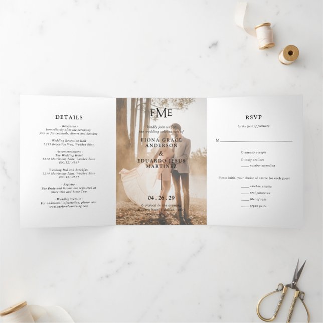 Fiona Foto Bold Monogram Modern Wedding Dreifach Gefaltete Einladung (Innenseite)