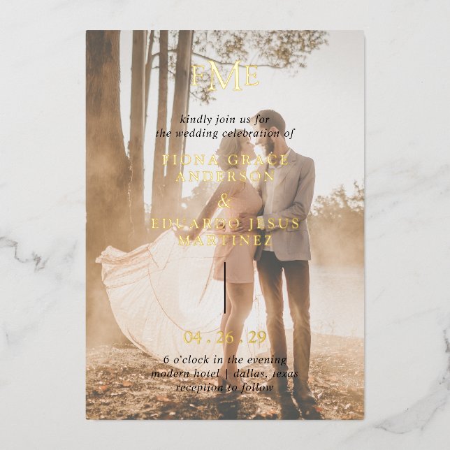 Fiona Foto Bold Monogram Modern Wedding Folieneinladung (Vorderseite)