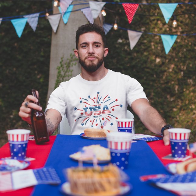 Fireworks USA Patriotic Red White Blue T-Shirt (Von Creator hochgeladen)
