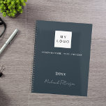 Firmenlogo "Charcogray"-Firmenlogo 2025 Planer<br><div class="desc">Ein klassischer kohlegrauer Hintergrund. Personalisieren Sie Ihre Firma,  Ihr Firmenlogo,  einen Text,  ein Jahr und Ihren persönlichen Namen. Weiße Buchstaben. Wenn Sie es ohne Text gewollt haben,  löschen Sie mit der Backspace-Taste.</div>