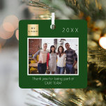 Firmenlogo Foto Danke grün Ornament Aus Metall<br><div class="desc">Personalisieren Sie Ihr eigenes Foto von Ihrem Geschäftsteam, Mitarbeitern, Mitarbeitern. Mit dem Text: Vielen Dank, dass Sie Teil unseres Teams sind, das mit modernen weißen Buchstaben geschrieben wurde. Ein klassischer grüner Hintergrund. Personalisieren Sie Ihr eigenes Foto. Vorlage für ein Jahr und Ihr Logo. Perfekt als Gunst oder Belohnung für Ihre...</div>