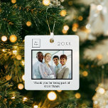 Firmenlogo Foto Danke weiß Ornament Aus Metall<br><div class="desc">Personalisieren Sie Ihr eigenes Foto von Ihrem Geschäftsteam, Mitarbeitern, Mitarbeitern. Mit dem Text: Vielen Dank, dass Sie Teil unseres Teams sind, das mit modernen schwarzen Briefen geschrieben wurde. Ein eleganter weißer Hintergrund. Vorlage für Ihr eigenes Foto. Vorlage für ein Jahr und Ihr Logo. Perfekt als Gunst oder Belohnung für Ihre...</div>