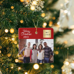 Firmenlogo Foto Weihnachten Modernes Rot Keramikornament<br><div class="desc">Klassische rote Hintergrundfarbe,  weißer Text. Text: Frohe Weihnachten. Personalisieren und hinzufügen Sie Ihr Firmenlogo,  Foto und ein Jahr.</div>