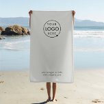Firmenlogo | Graue Minimalistische Werbeaktion Strandtuch<br><div class="desc">Ein einfaches,  auf Silber gepresstes Handtuchmuster für Geschäftsreisende in modernem minimalistischem Stil,  das sich leicht mit Ihrem Firmenlogo,  Slogan und Geschäftsdetails aktualisieren lässt. #Beachtowel #logo #business #swag</div>