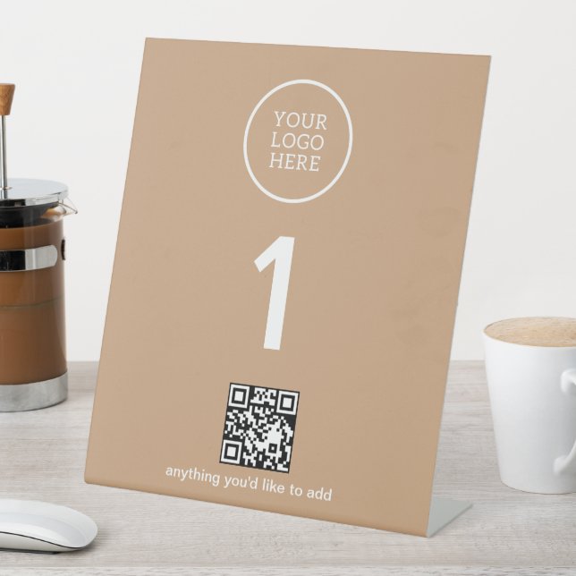 Firmenlogo mit QR-Code Sockelschild (In Situ)