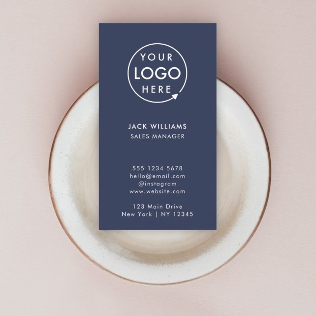 Firmenlogo | Navy Blue Minimalistisch Vertikal Visitenkarte (Create a sleek professional branded look with this vertical navy blue business card design.)