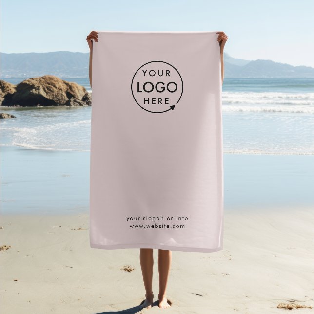 Firmenlogo | Rosa Beruflich modern Strandtuch (Blush pink company branded beach towel for small business gifting, travel events & promotional swag.)