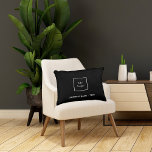 Firmenlogo Schwarz-weiß Dekokissen<br><div class="desc">Ein stilvoller schwarzer Hintergrund. Personalisieren und fügen Sie Ihr Unternehmen,  Firmenlogo und einen Text. Weiße Buchstaben. Wenn Sie das Kissen ohne Text gewollt haben,  löschen Sie mit Ihrem Backspace-Schlüssel.</div>