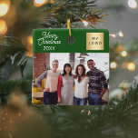 Firmenlogo Weihnachtsgrün - Modernes Foto Keramikornament<br><div class="desc">Klassische grüne Hintergrundfarbe,  weißer Text. Text: Frohe Weihnachten. Personalisieren und hinzufügen Sie Ihr Firmenlogo,  Foto und ein Jahr.</div>