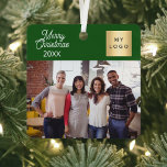 Firmenlogo Weihnachtsgrün - Modernes Foto Ornament Aus Metall<br><div class="desc">Klassische grüne Hintergrundfarbe,  weißer Text. Text: Frohe Weihnachten. Personalisieren und hinzufügen Sie Ihr Firmenlogo,  Foto und ein Jahr.</div>