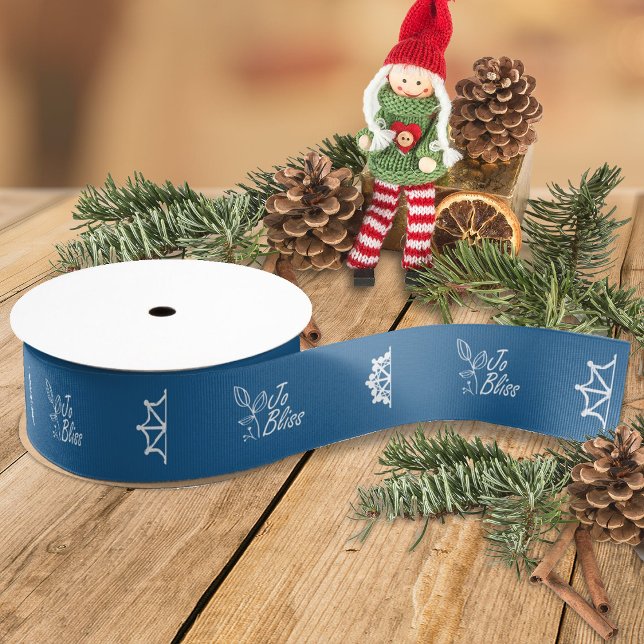 Firmenlogos und Schneeflocken, Geschenke mit Goldm Ripsband (blue ribbon with white business logo, blue company holiday christmas gift ribbon, white snowflakes)