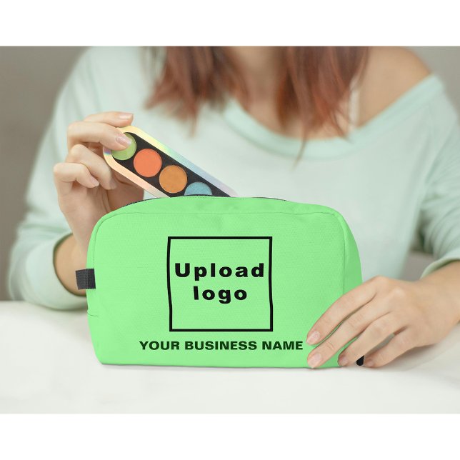 Firmenname und Logo auf dem hellgrünen Dopp-Kit Waschbeutel (Business name and logo on light green dopp kit)