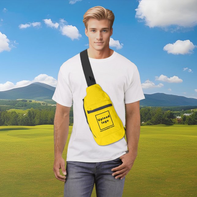 Firmenname und Logo auf der Gelben Sling-Tasche Crossbody Bag (Business name and logo on yellow sling bag)