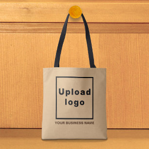 Firmenname und Logo auf der hellbraunen Tasche