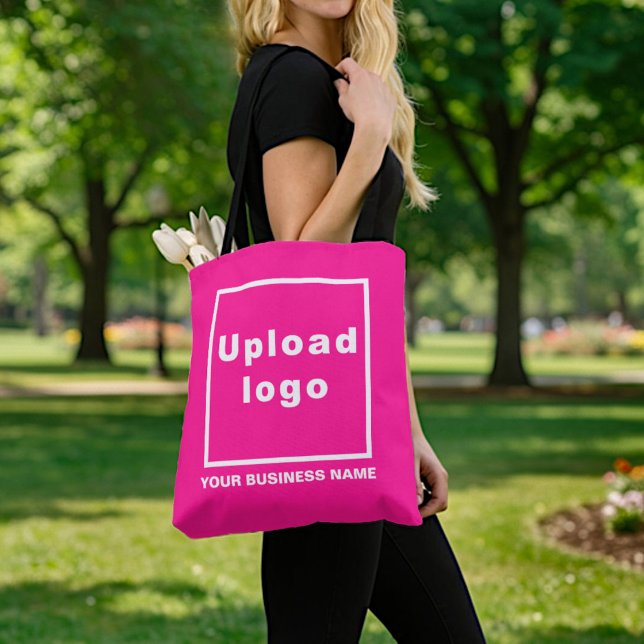 Firmenname und Logo auf der rosafarbenen Tasche (Von Creator hochgeladen)
