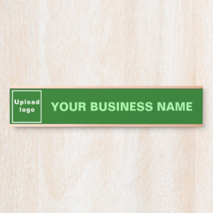 Firmenname und Logo auf "Green Long Hanging" Türschild