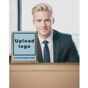 Firmenname und Logo auf hellblauem Acrylzeichen Acrylschild