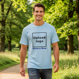 Firmenname und Logo auf hellblauem T-Shirt