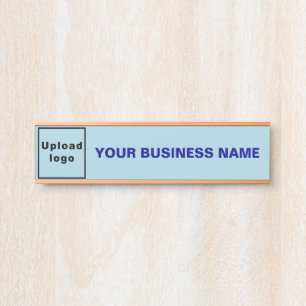 Firmenname und Logo auf hellblauen Händen Türschild