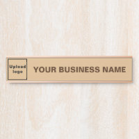 Firmenname und Logo auf hellbraun, lange Hängebrüc