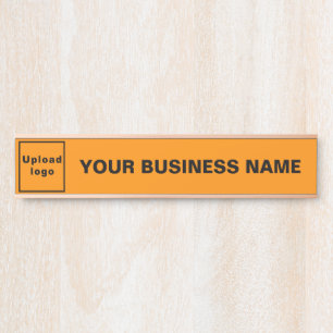 Firmenname und Logo auf Orange Long Hanging Türschild
