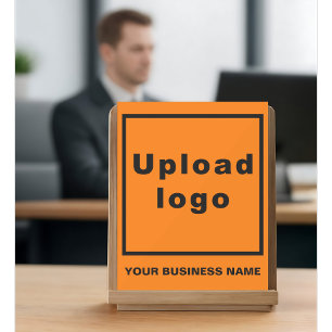 Firmenname und Logo auf orangem Acrylschild