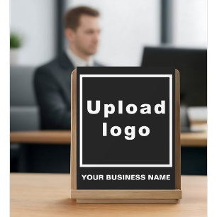 Firmenname und Logo auf schwarzem Acrylschild