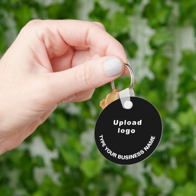 Firmenname und Logo auf schwarzem Aluminium Schlüsselanhänger (Hand)