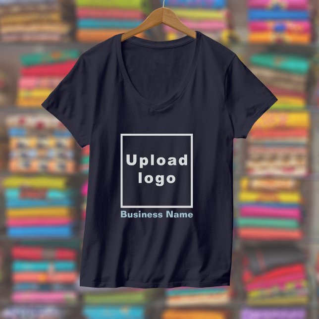 Firmenname und Logo auf "V-Neck Navy Blue" für Fra T-Shirt (Women's V-neck navy blue t-shirt with your business name and logo displayed in a store)