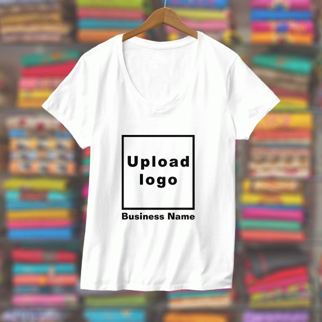 Firmenname und Logo auf "V-Neck White" der Frauen T-Shirt (Women's V-neck white t-shirt with your business name and logo displayed in a store)