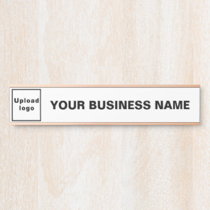 Firmenname und Logo auf weißem, langem Gelände Türschild
