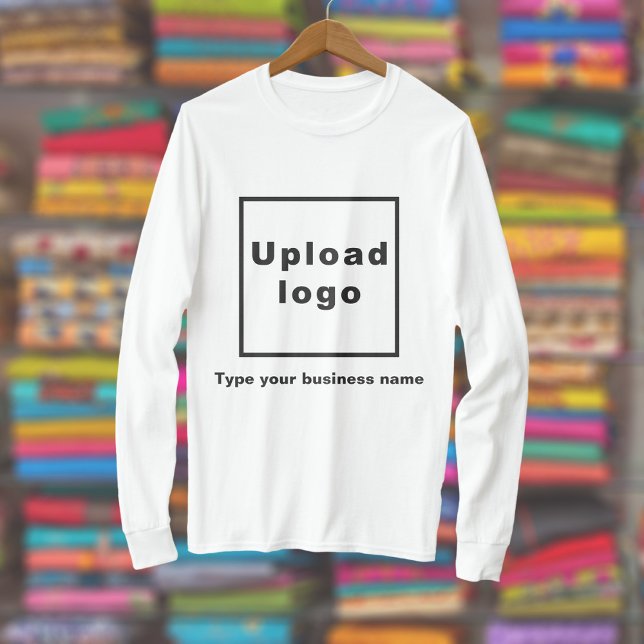 Firmenname und Logo auf weißem Langschlauch T-Shirt (White long sleeve t-shirt with your business name and logo displayed in a store)