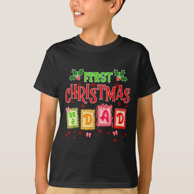 First Christmas As A Dad 2025 Coquette Bow Matchin T-Shirt (Vorderseite)