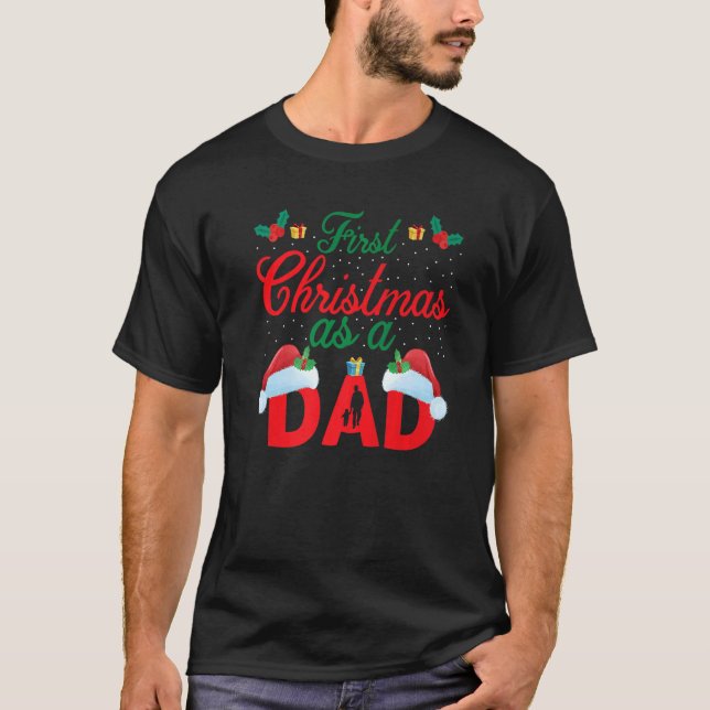 First Christmas as A Dad Santa Hat Xmas PJ costume T-Shirt (Vorderseite)