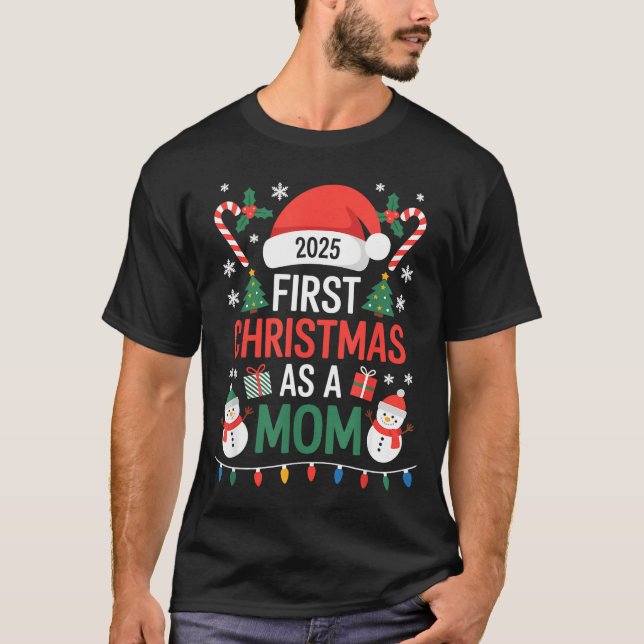 First Christmas As A Mom 2025 Family Matching Holi T-Shirt (Vorderseite)