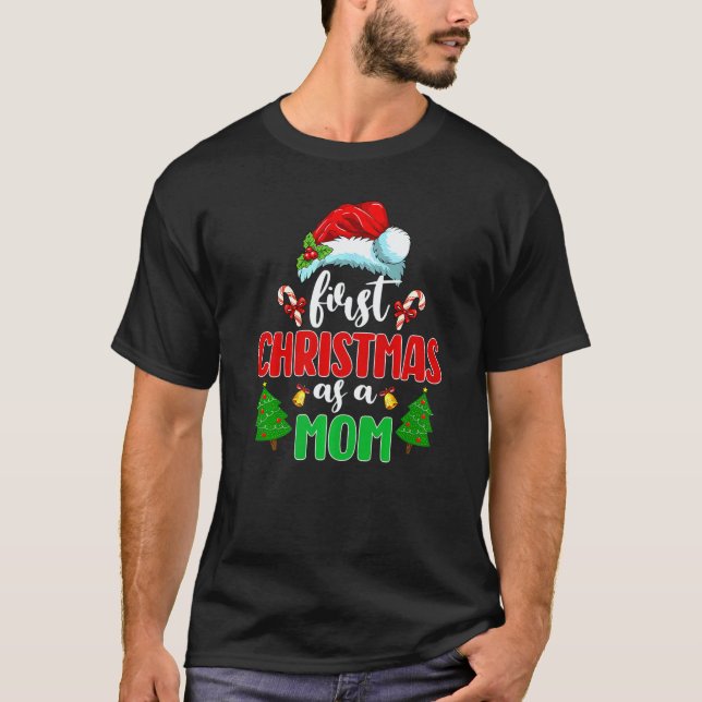 First Christmas As A Mom New Parents Santa Pregnan T-Shirt (Vorderseite)