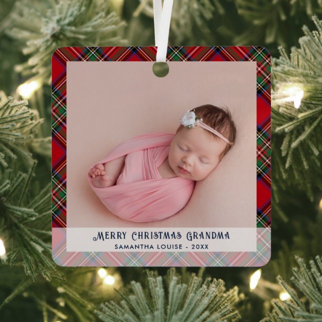 First Christmas Baby Foto Holiday Tartan Ornament Aus Metall (InSitu)