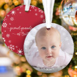 First Christmas Baby Foto Snowflakes Großeltern Ornament<br><div class="desc">"Erste Weihnachten." Ein spielerisches visuelle von weißen Schneeflocken und handgeschriebener Schriftzeichen mit individuellem Jahr, das das Foto Ihrer Wahl überragt, helfen Ihnen, Weihnachten und Neujahr einzuführen. Auf der Rückseite sorgen zusätzliche weiße Schneeflocken und handgeschriebene Typografie mit "stolzen Großeltern des Babynnamens" für einen roten Hintergrund. Genießen Sie die Wärme und Freude...</div>