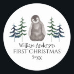 First Christmas Baby Penguin & Tree Personalisiert Runder Aufkleber<br><div class="desc">Niedlicher Aquarellbaby Pinguin und Weihnachtsbaum - erste Weihnachtsnachtsnacht - individualisierbarer Namensaufkleber. Frohe Weihnachten!</div>