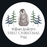 First Christmas Baby Penguin & Tree Personalisiert Runder Aufkleber<br><div class="desc">Niedlicher Aquarellbaby Pinguin und Weihnachtsbaum - erste Weihnachtsnachtsnacht - individualisierbarer Namensaufkleber. Frohe Weihnachten!</div>