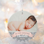 First Christmas Blush Pink Baby Girl Foto Ornament<br><div class="desc">"Mein erstes Weihnachtsbanner" und Schneeflocken-Foto-Ornament-Design kann mit dem Namen und Geburtsjahr des kleinen Mädchens personalisiert werden. Enthält ein zweites Foto auf der Rückseite. Hellrot,  rosa,  grau und weiß.</div>