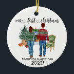 First Christmas Couple Brown Hair Newlyweds Keramik Ornament<br><div class="desc">Dieses Design entstand durch digitale Kunst, es kann in dem Bereich personalisiert sein, der durch das Ändern des Fotos oder das Hinzufügen eigener Wörter zur Verfügung gestellt oder angepasst wird. Kontaktieren Sie mich unter colorflowcreations@gmail.com wenn Sie dieses Design auf einem anderen Produkt haben möchten oder die Anzahl, Geschlecht oder Haarfarbe...</div>