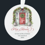 First Christmas Elegante Mit Monogramm New Zuhause Ornament<br><div class="desc">Erste Weihnachten Elegante Mit Monogramm neue Zuhause-Ornament,  Erstellen Sie ein schönes und elegantes Sake-Geschenk zu feiern Ihre 1. Weihnachten in Ihrem neuen Zuhause. Wasserfarbe mit fröhlicher roter Tür und Blumengrün im Urlaub zum Feiern der Weihnachtszeit. Mit Monogramm mit Anschrift und Datum. Elegante Script Typografie sagt New Zuhause.</div>