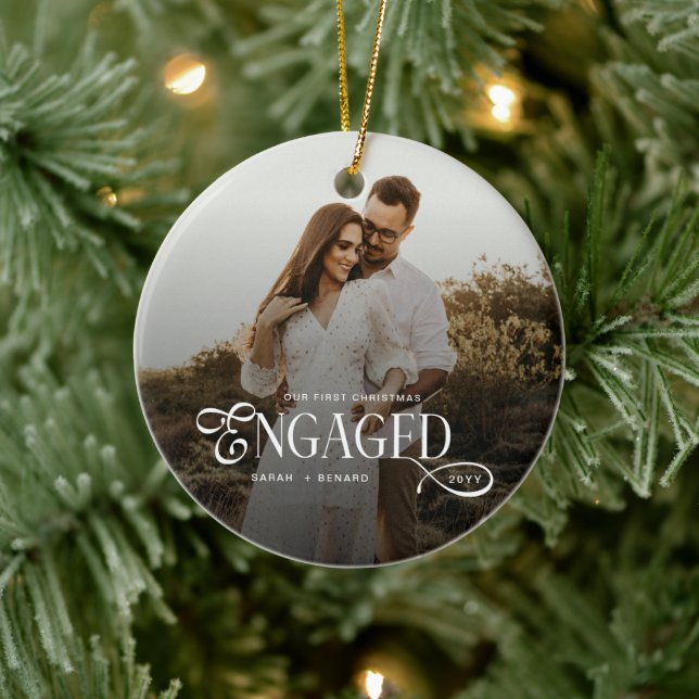 First Christmas Engaged  Chic Couples Photo Keramik Ornament (Baum)