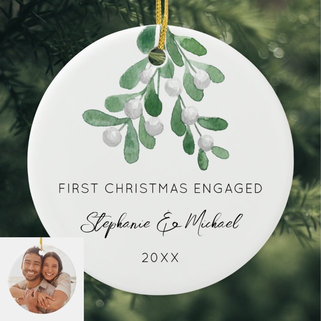 First Christmas Engaged Mistletoe Photo Keramik Ornament (Von Creator hochgeladen)