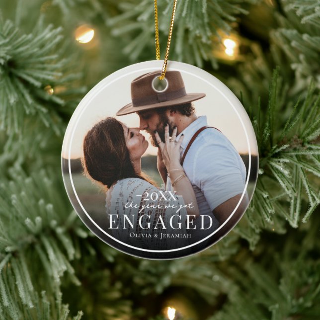 First Christmas Engaged Photo  Keramik Ornament (Baum)