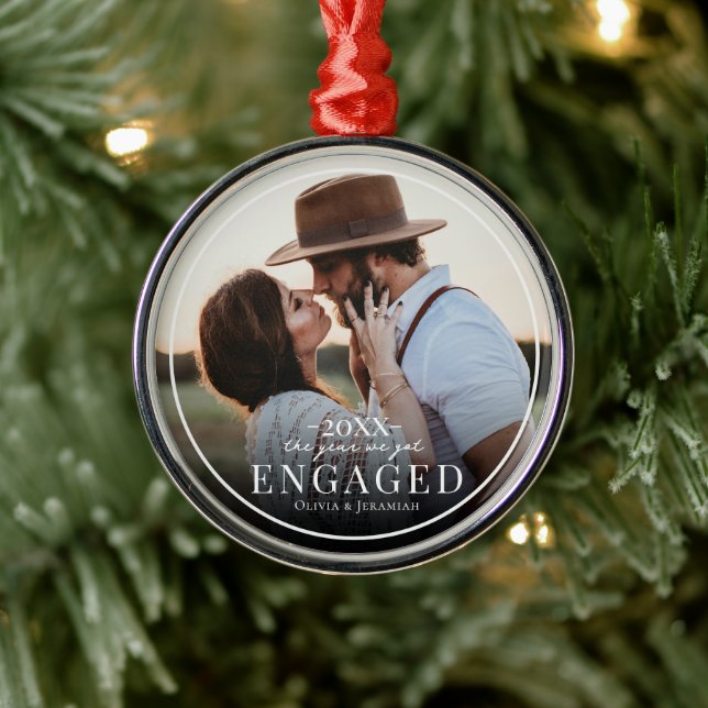 First Christmas Engaged Simple Border Photo  Ornament Aus Metall (Baum)