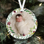 First Christmas Green Holiday Wreath Baby Foto Ornament<br><div class="desc">Dieses elegante zweiseitige Foto mit Sake-Ornament besticht durch ein neugeborenes Foto Ihres kleinen Mädchens, gerahmt von einem Blumenkranz in Aquarellfarben. Auf der Rückseite des Ornaments befindet sich die Formulierung "Erste Weihnachtszeit" mit einem Sondertext, der mit dem vollständigen Namen des Babys und dem Geburtsjahr personalisiert werden kann. Das Angebot umfasst eine...</div>