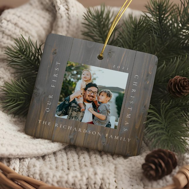  First Christmas In Our New Home 2 Photo Woodgrain Keramikornament (First Christmas In Our New Home 2 Photo Woodgrain Ceramic Ornament)