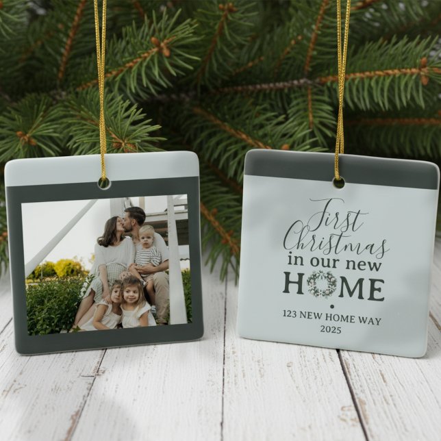 First Christmas In Our New Home Family Photo Keramikornament (Celebrate the holiday season with this First Christmas In Our New Home Family Photo Ceramic Ornament)